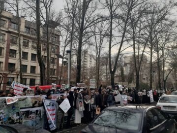 تجمع دانشجویان دانشگاه تهران در مقابل دفتر سازمان ملل متحد در تهران
