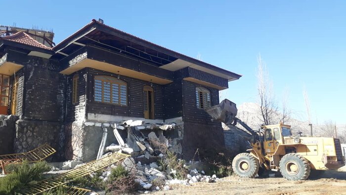 بنای غیرمجاز "کاخ ایرانیان" در منطقه ارژن فارس تخریب شد