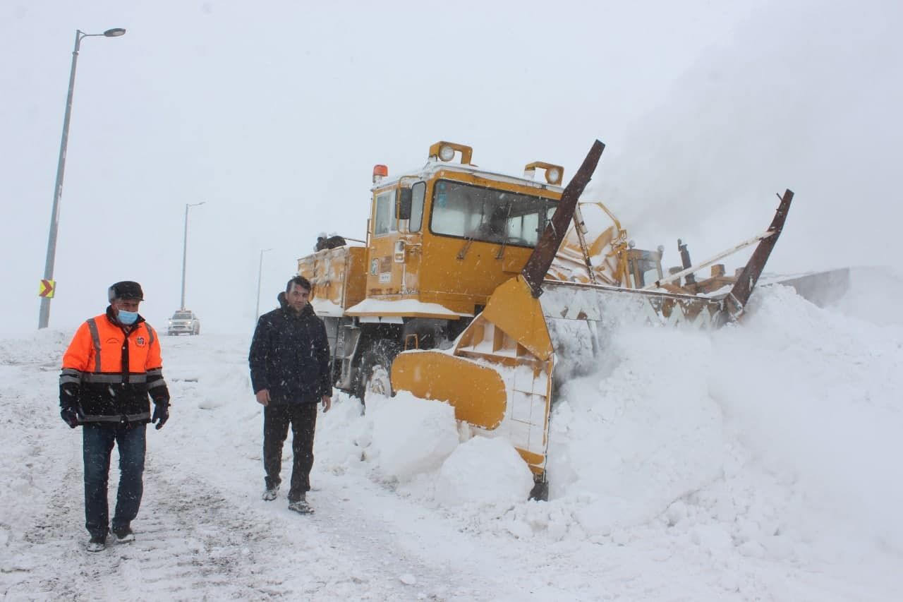 سطح راههای جنوب استان برفی و لغزنده است  سطح راههای جنوب استان برفی و لغزنده است