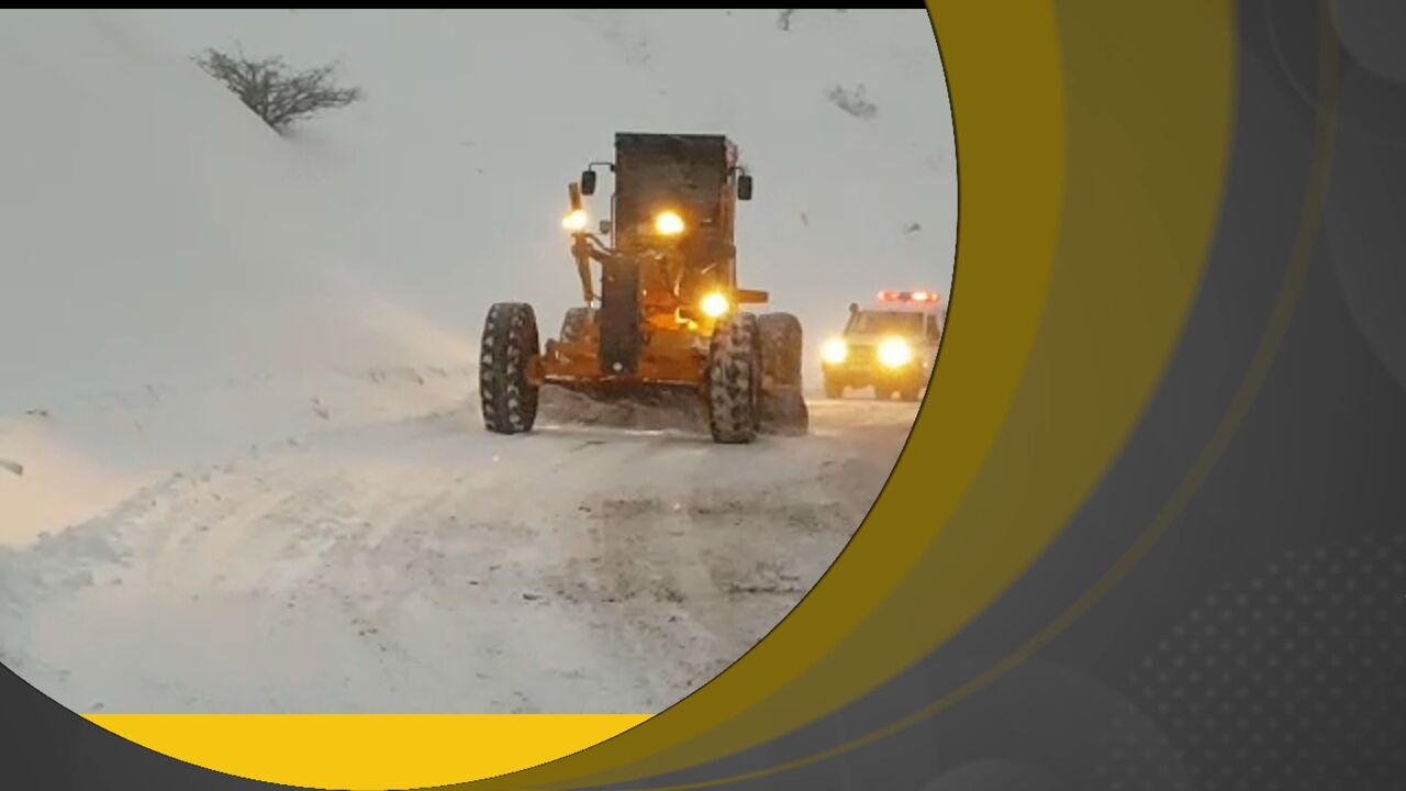 فیلم: عملیات برف روبی و نمک پاشی در گردنه های استان قزوین