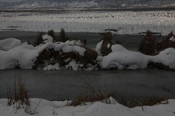 La lac Zaribar gelé en partie 