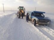 راه‌های روستایی تکاب همچنان گرفتار برف و کولاک