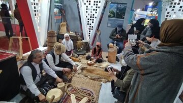 در قسمتی از پاویون با حضور تعدادی از هنرمندان تئاتر، بخشی از اجزای سبک زندگی بومی مردم مازندران به صورت پرفورمنس نمایش داده می‌شود.
