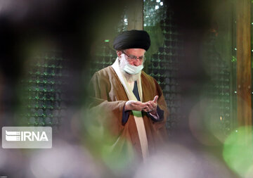 Leader visits Imam Khomeini's mausoleum on eve of 43rd Islamic Revolution anniv