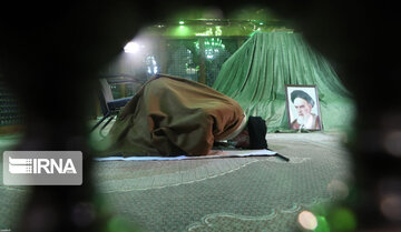 Leader visits Imam Khomeini's mausoleum on eve of 43rd Islamic Revolution anniv