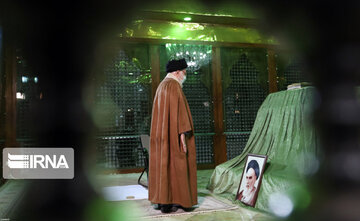 Leader visits Imam Khomeini's mausoleum on eve of 43rd Islamic Revolution anniv