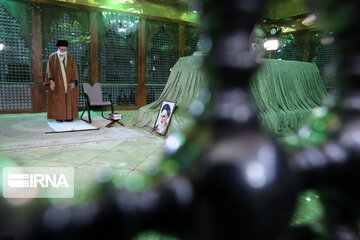 Leader visits Imam Khomeini's mausoleum on eve of 43rd Islamic Revolution anniv