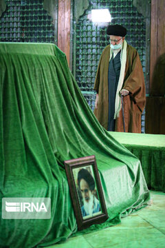 Leader visits Imam Khomeini's mausoleum on eve of 43rd Islamic Revolution anniv