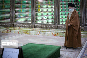 Leader visits Imam Khomeini's mausoleum on eve of 43rd Islamic Revolution anniv