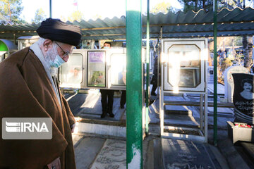 Leader visits Imam Khomeini's mausoleum on eve of 43rd Islamic Revolution anniv