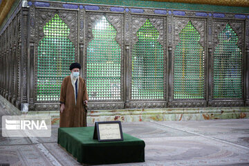 Leader visits Imam Khomeini's mausoleum on eve of 43rd Islamic Revolution anniv