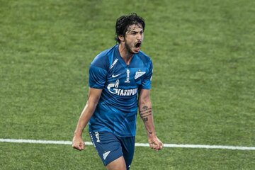 Forbes salue le footballeur iranien Sardar Azmoun qui «ajoute des buts et de la profondeur» à l'attaque de Leverkusen