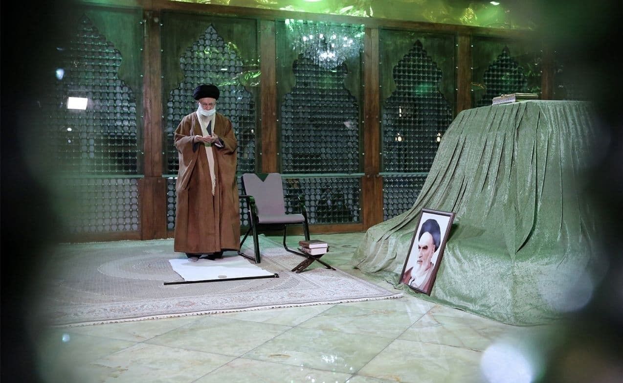 Leader visits Imam Khomeini's mausoleum on eve of 43rd Islamic Revolution anniv