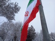 پرچم مقدس جمهوری اسلامی ایران با ابعاد ۱۵۰ متر مربع در همدان به اهتزاز درآمد
