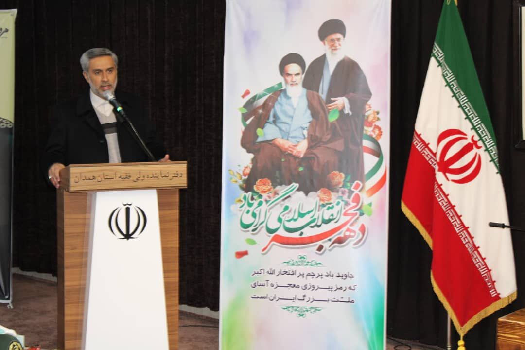 استاندار همدان: حضور مسئولان در بین مردم برای اعتمادسازی و رفع مشکلات آن‌هاست 