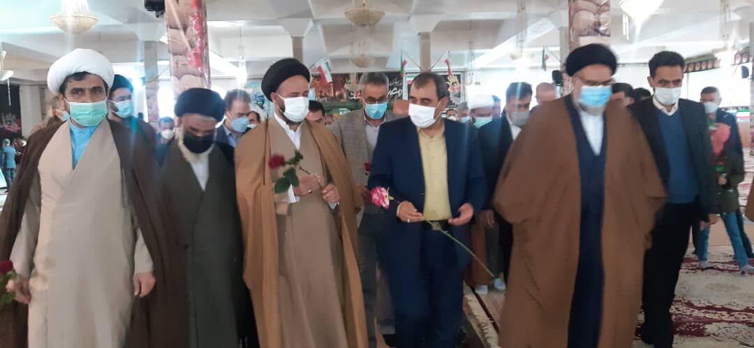 گلزار شهدای یاسوج در سالروز ۱۲ بهمن عطر افشانی شد