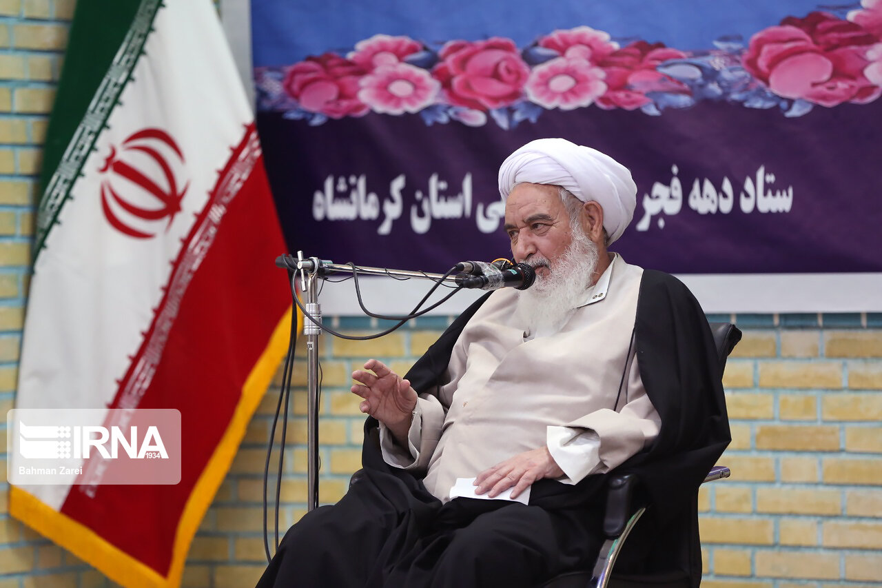 مراسم گرامیداشت دهه فجر در گلزار شهدا کرمانشاه