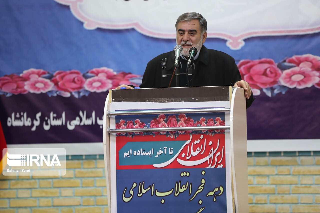 مراسم گرامیداشت دهه فجر در گلزار شهدا کرمانشاه