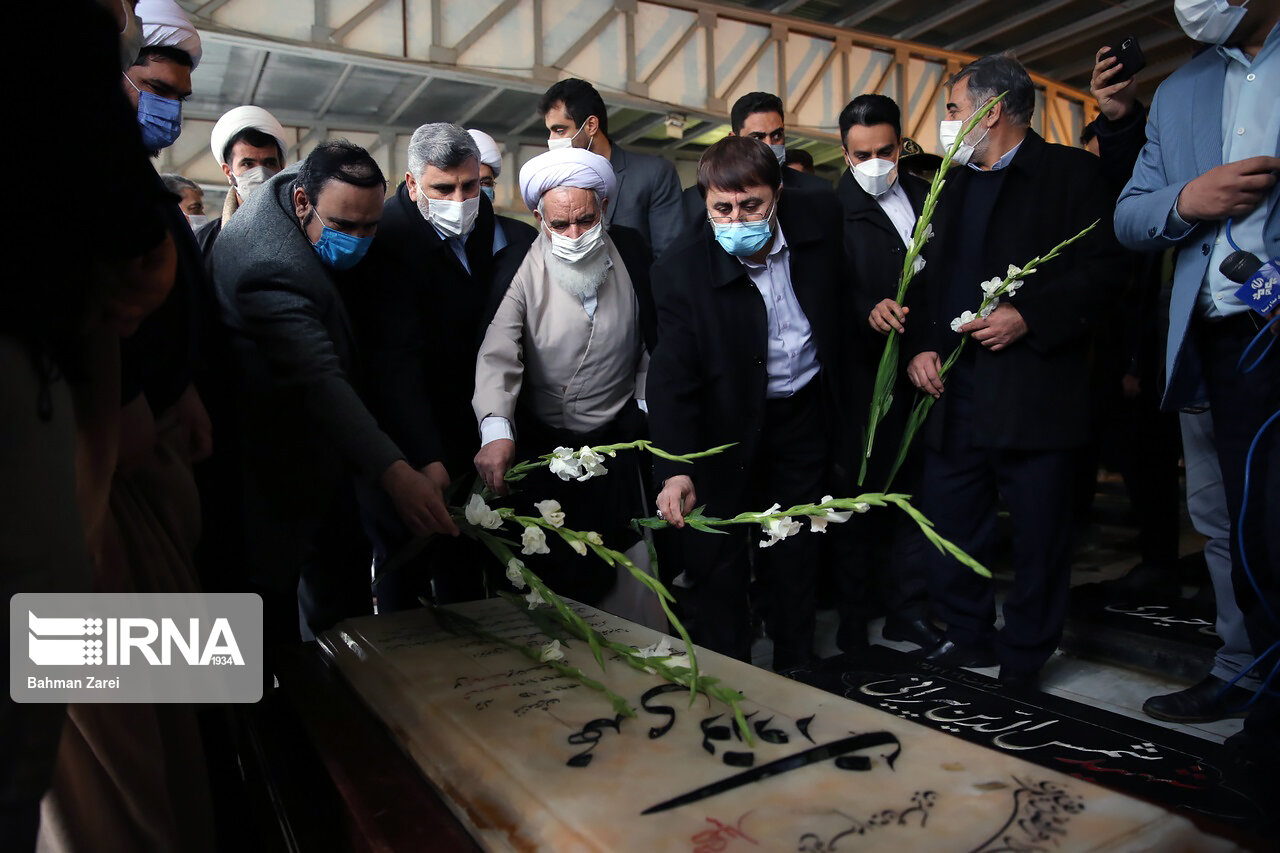 مراسم گرامیداشت دهه فجر در گلزار شهدا کرمانشاه