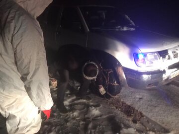تیم درمان گرفتار در برف توسط امدادگران هلال احمر دزفول نجات یافتند