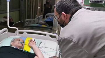 Le Leader souhaite un prompt rétablissement à l'acteur vétéran, Mohammad Kassebi, et lui présente son keffieh