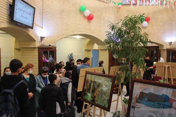 В Ашхабаде проходит фотовыставка по случаю годовщины победы Исламской революции
