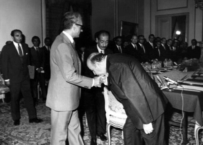 چهل و سه سال، سختی، ایستادگی و سربلندی