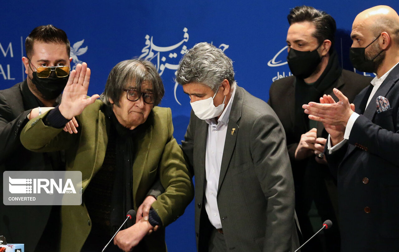 حاشیه و متن روز دوم جشنواره فیلم فجر؛ از ابهام در اکران «علفزار» تا جای خالی مسولان