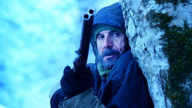 «برف آخر» روایت دامپزشکی که شب ها گرگ شکار می کند / اکران «لایه های دروغ»، تنها اکشن جشنواره