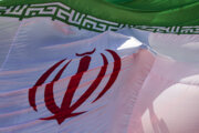 توزیع رایگان پرچم ایران در ورزشگاه امام رضا (ع) توسط شهرداری مشهد
