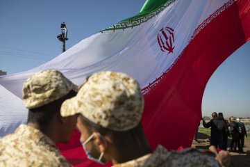 آیین اهتزاز پرچم ایران به مناسبت دهه فجر در اهواز