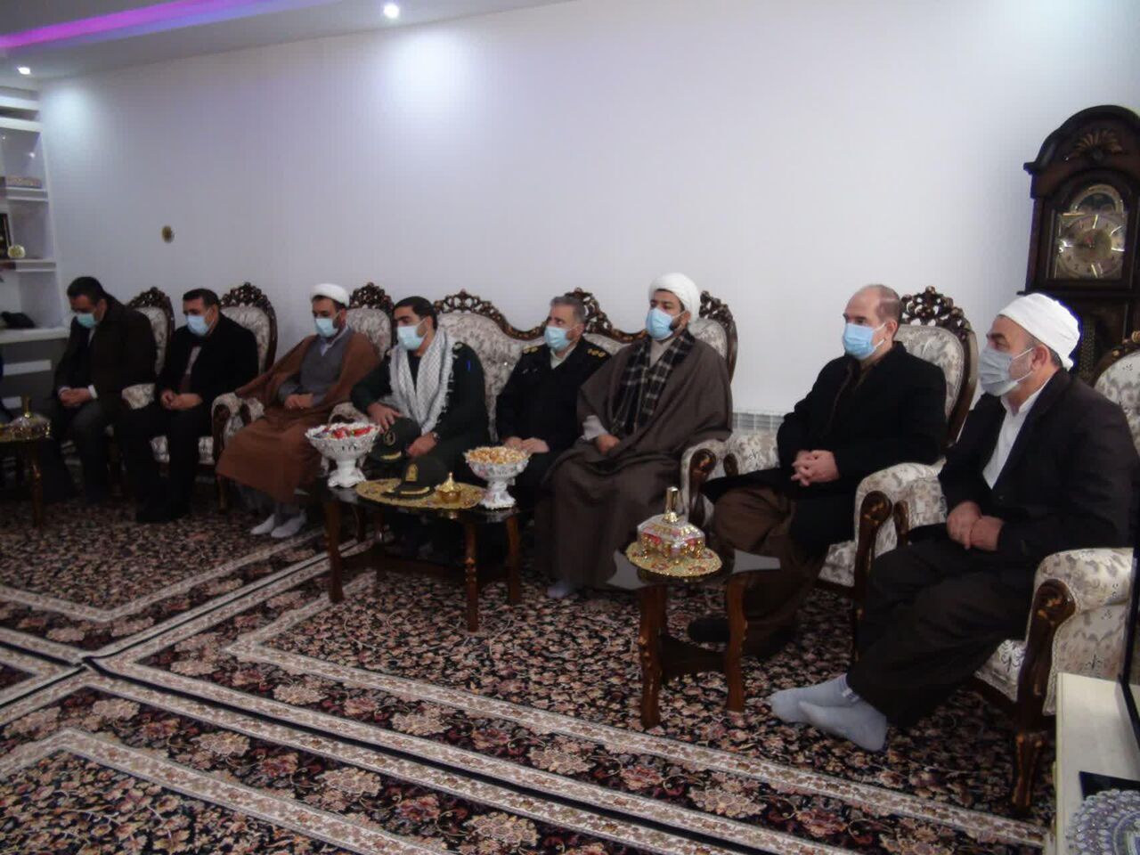 مسوولان شهرستان جوانرود با خانواده‌های مظم شهدا دیدار کردند