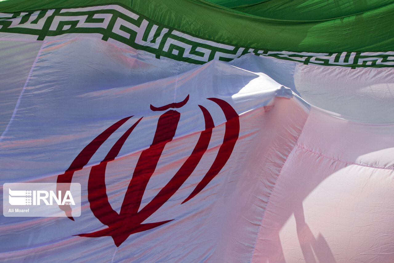 توزیع رایگان پرچم ایران در ورزشگاه امام رضا (ع) توسط شهرداری مشهد
