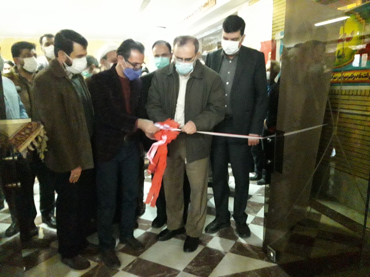 نمایشگاه آثار برگزیده جشنواره هنرهای تجسمی فجر در اراک افتتاح شد 