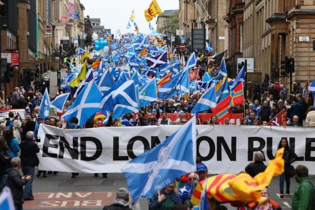 وزش بادهای مخالف پشت کاخ باکینگهام