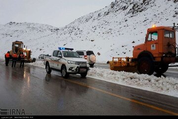 بارش برف تردد در محورهای مهاباد را با کندی مواجه کرد