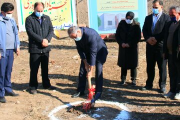 ۳۲۲  میلیارد ریال طرح همزمان با پنجمین روز دهه فجر در خوی کلنگ زنی شد