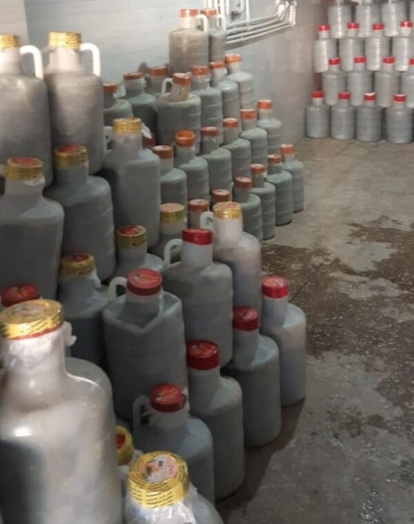 ۴۰ تن مواد غذایی فاسد و تقلبی در کرج کشف شد