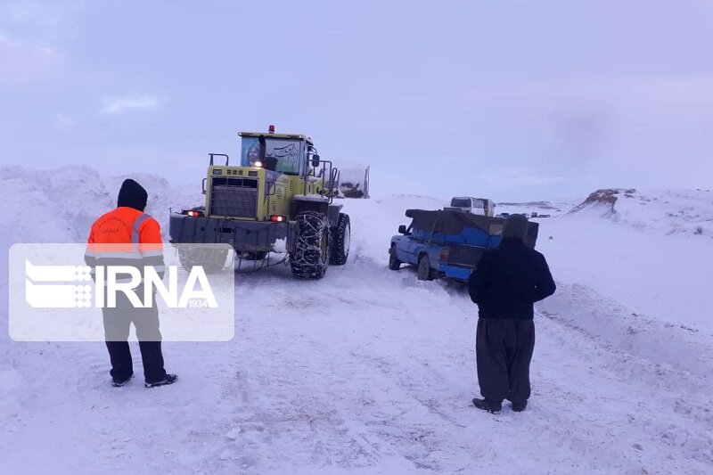 راهداران تکاب ۸۰۰ مسافر گرفتار کولاک را نجات دادند