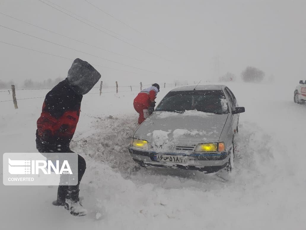 تردد در جادههای کوهستانی زنجان فقط با زنجیر چرخ امکانپذیر است تردد در جادههای کوهستانی زنجان فقط با زنجیر چرخ امکانپذیر است