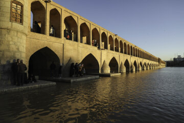 پرواز پرندگان بر فراز زاینده رود