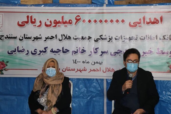 بانوی سنندجی ۵۷ قلم تجهیزات پزشکی را به جمعیت هلال احمر اهدا کرد