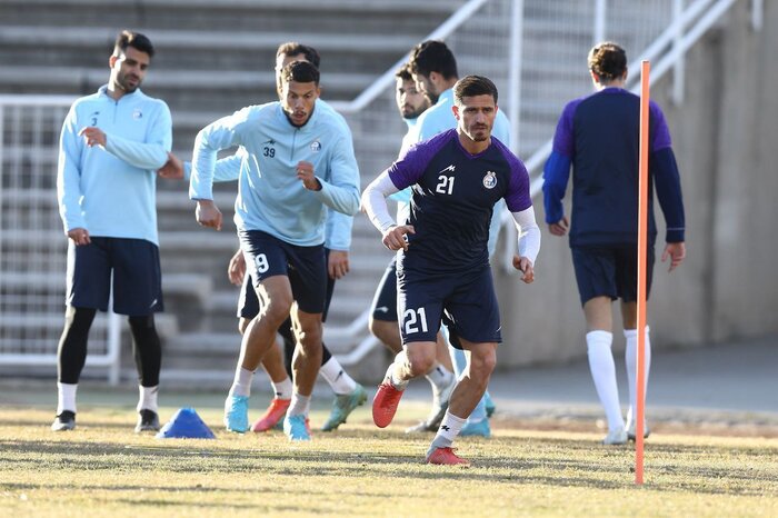 جانواریو تمرین استقلال را به هم ریخت و از فرهاد هدیه گرفت