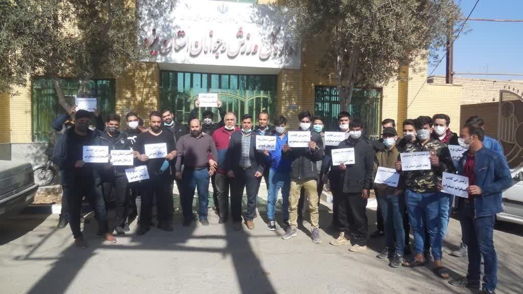 تعدادی از فعالان  رشته کشتی یزد تغییر مدیریت این مجموعه را خواستار شدند