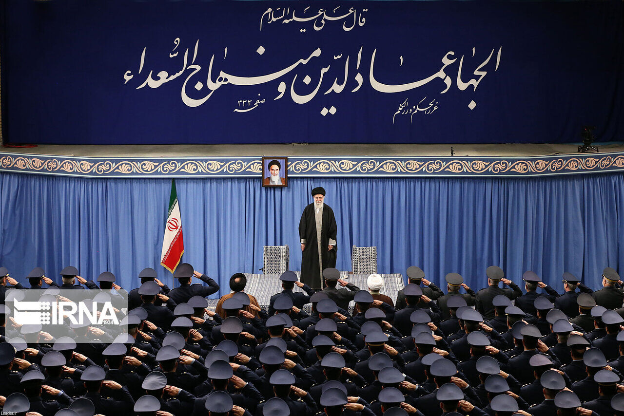 جمعی از فرماندهان و کارکنان نیروی هوایی ارتش با فرمانده کلقوا دیدار میکنند جمعی از فرماندهان و کارکنان نیروی هوایی ارتش با فرمانده کلقوا دیدار میکنند