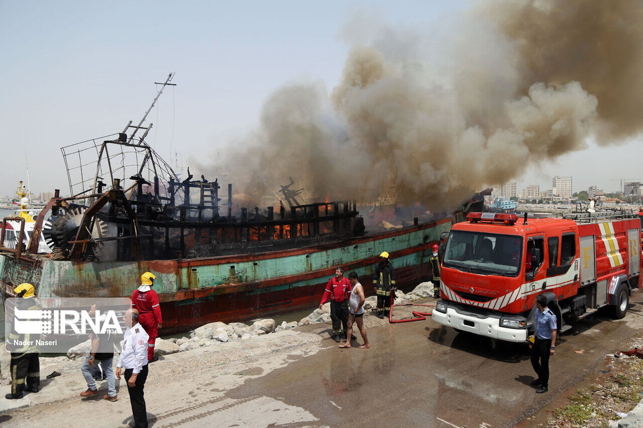 ۴ فروند لنج صیادی در بندرگاه سیریک طعمه حریق شد  ۴ فروند لنج صیادی در بندرگاه سیریک طعمه حریق شد