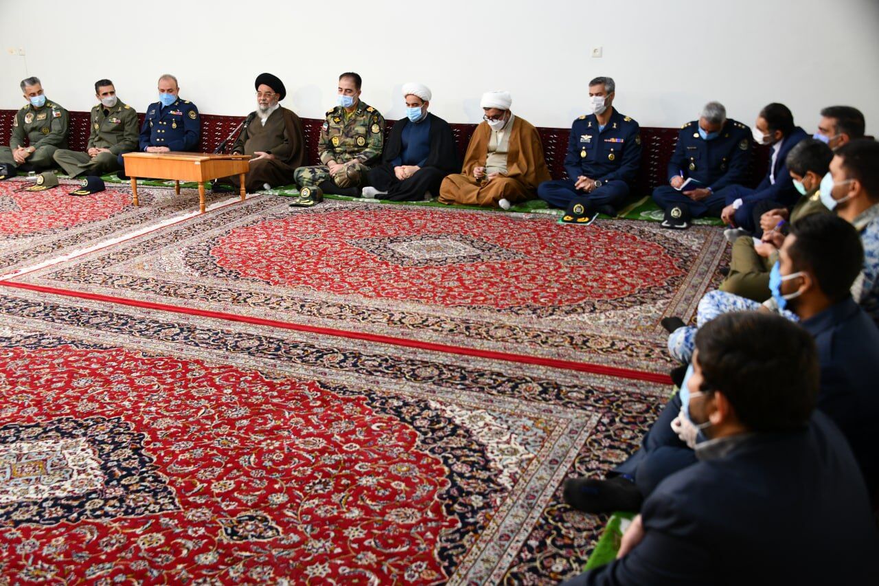 امام جمعه اصفهان : ارتش در کنار مردم زمینه پیروزی انقلاب را رقم زد
