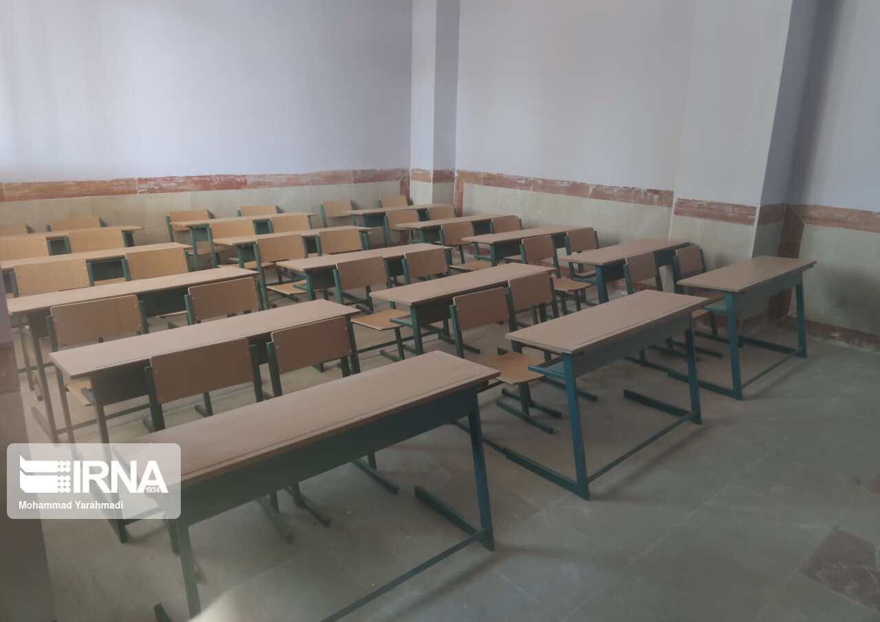 معلم البرزی اندوخته خود را به مدرسه سازی اهدا کرد