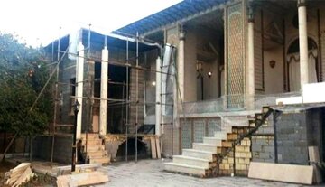 سازه‌های فیلم «سووشون» درحال جمع‌آوری از باغ عفیف‌آباد شیراز است