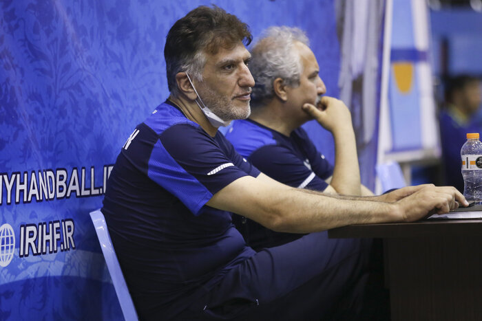 اظهارات ضد و نقیض در مورد سرمربی تیم ملی هندبال؛ چه کسی راست میگوید؟